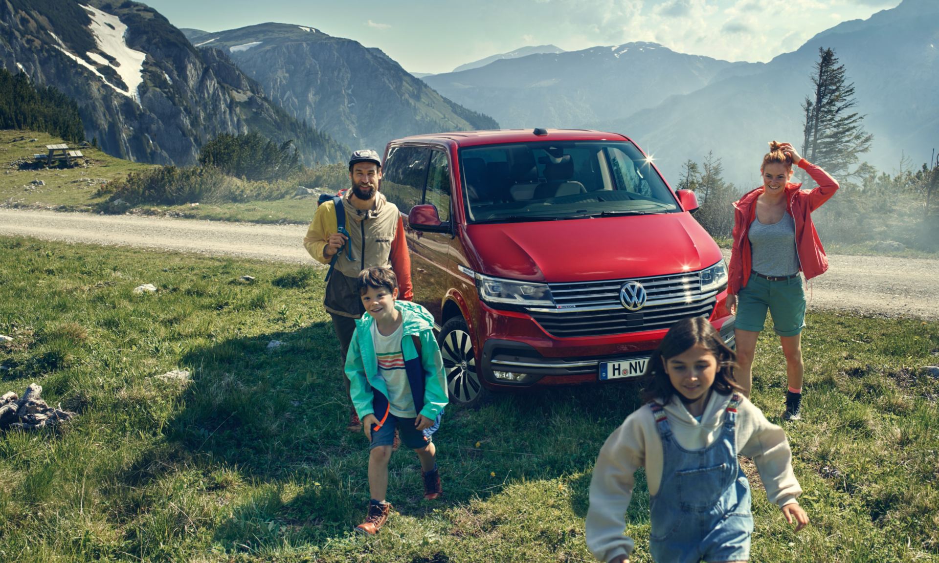 mu2460-vw-multivan-family-in-front-of-vehicle